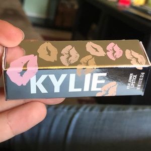 Kylie Cosmetics Lipstick in CREME BRULEE